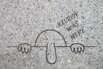 Grabado de Kilroy en el WWII Memorial en Washington DC